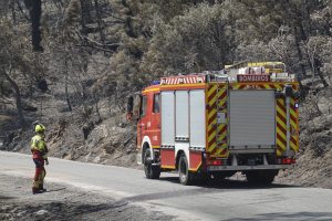 CASAVIEJA (ÁVILA), 29/07/2026.- Un camión de bomberos trabaja en la superficie arrasada este miércoles en Casavieja (Ávila). El incendio de Burgohondo, con más de 50.000 hectáreas calcinadas, afronta una jornada adversa por la subida de las temperaturas, por lo que los equipos de extinción buscan estabilizar su perímetro de 180 kilómetros. EFE/ Adrián Arias