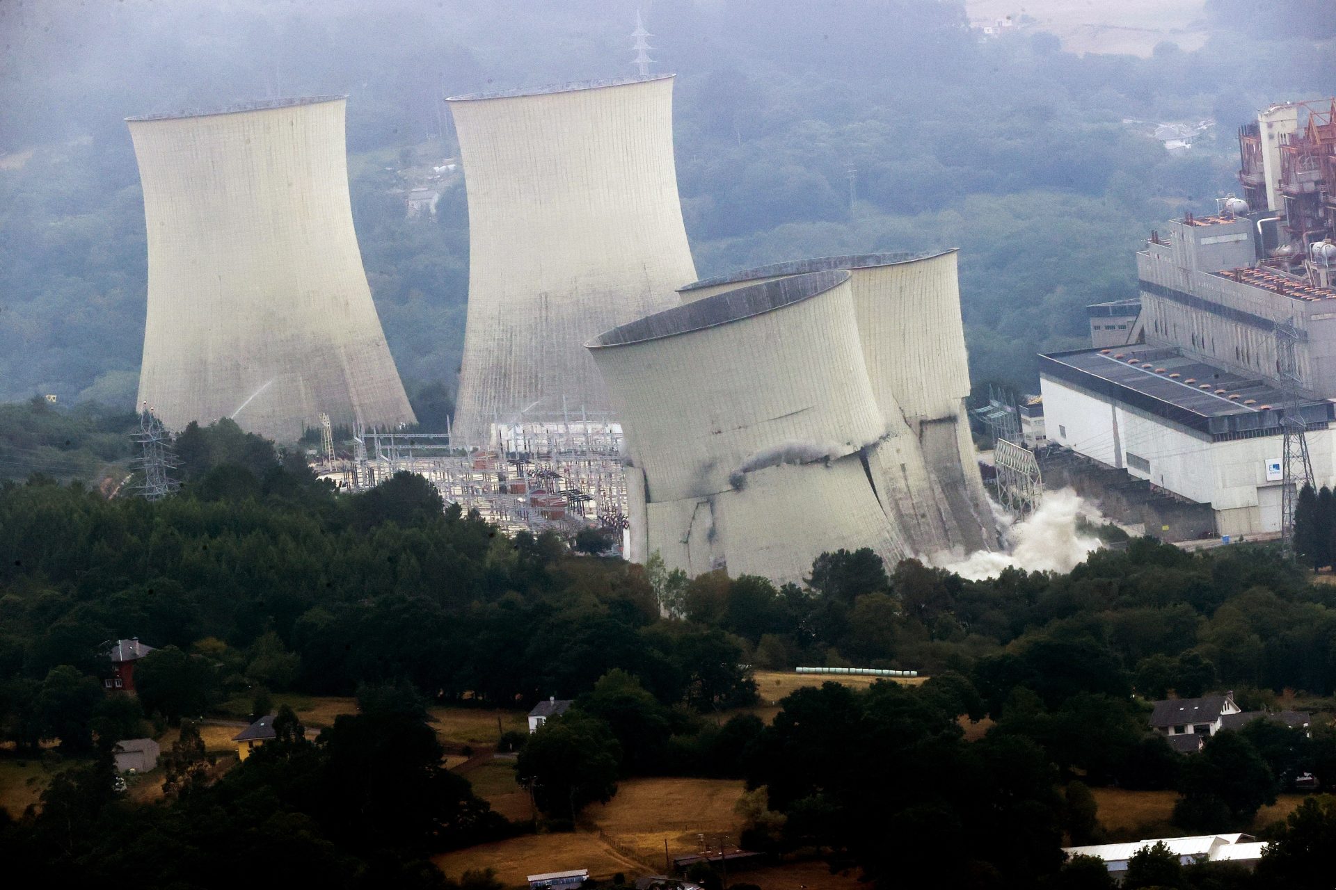 Han bastado minutos para la desaparición este jueves a partir de las cuatro de las 4 torres de refrigeración de la térmica de Endesa en As Pontes (A Coruña) y así España continúa despidiéndose de la quema de carbón, que registra aportes cercanos o exactos al 0 en el mix diario de Red Eléctrica. EFE/ Kiko Delgado 