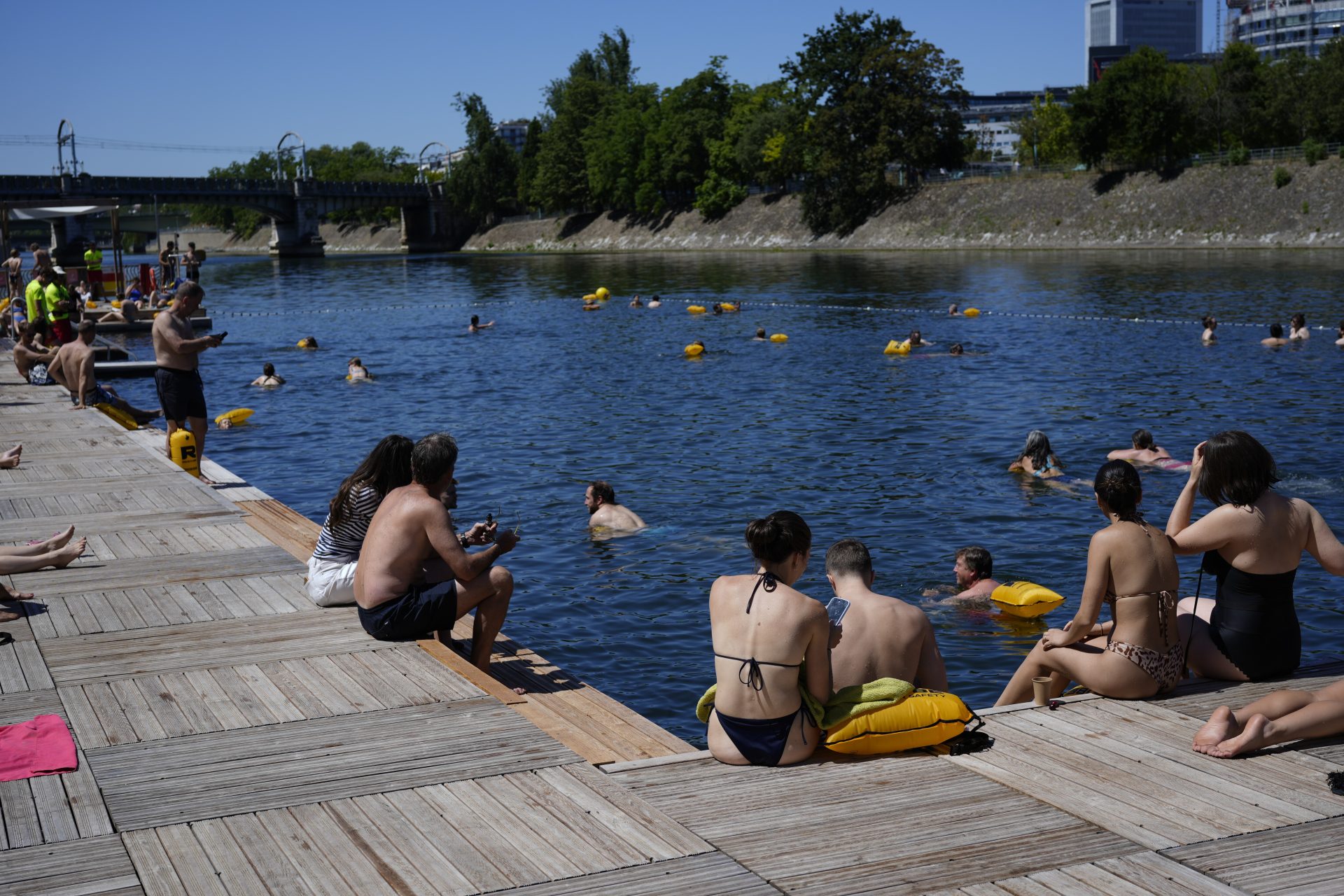 PARÍS, 04/07/2026.- Las tres zonas de baño autorizado en el Sena a su paso por París abrieron este sábado al público, que mostró interés por la posibilidad de refrescarse dentro de la ciudad, sobre todo después de haber vivido una ola de calor sofocante a finales de junio y en vísperas de otra que se espera la semana próxima. EFE/Edgar Sapiña Manchado
