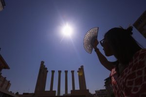 FOTODELDÍA CÓRDOBA, 02/07/2026.-Una viandante intenta protegerse del sol este jueves en Córdoba. La Agencia de Emergencias de Andalucía (EMA) ha pedido extremar la vigilancia en niños, ancianos y enfermos crónicos ante los avisos meteorológicos por calor activos hasta en cuatro provincias de Andalucía y que, al menos, se mantendrán hasta el próximo sábado. EFE/ Salas