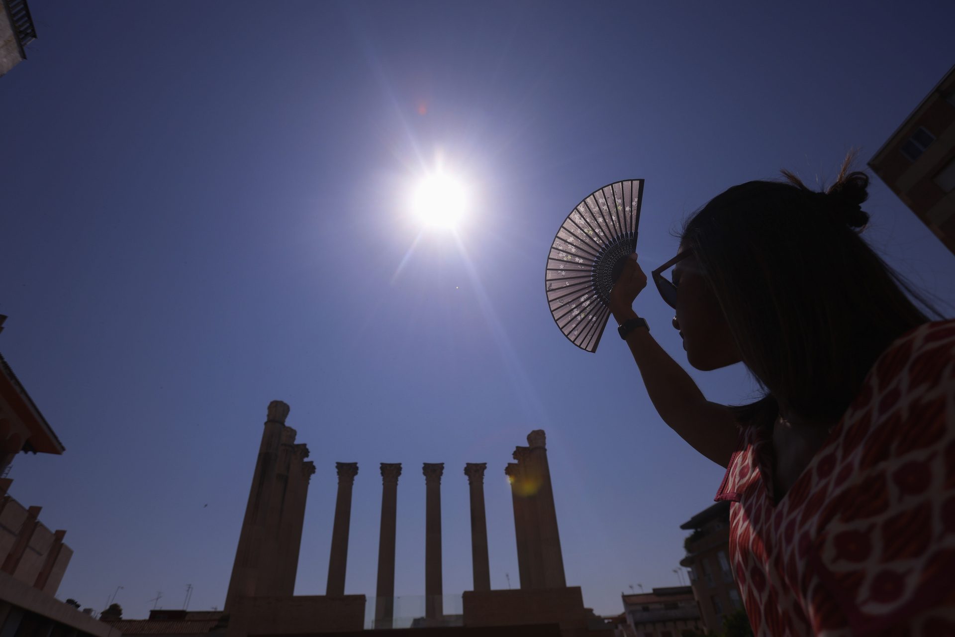 FOTODELDÍA CÓRDOBA, 02/07/2026.-Una viandante intenta protegerse del sol este jueves en Córdoba. La Agencia de Emergencias de Andalucía (EMA) ha pedido extremar la vigilancia en niños, ancianos y enfermos crónicos ante los avisos meteorológicos por calor activos hasta en cuatro provincias de Andalucía y que, al menos, se mantendrán hasta el próximo sábado. EFE/ Salas