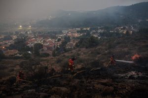 GRAFCVA51698. LA VALL D'UIXÒ (CASTELLÓN), 26/07/2026.- Miembros de la UME trabajan en La Vall d'Uixò a primera hora de hoy domingo donde continúa el incendio forestal declarado este sábado en este municipio castellonense y que ha obligado al desalojo de mas de 16.000 `personas de modo preventinvo ante la evolución del fuego. EFE/Manuel Bruque