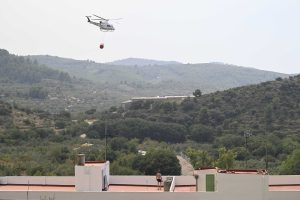 GRAFCVA5227. CHÓVAR (CASTELLÓN), 27/07/2026.- Vista general de Chóvar (Castellón), uno de los municipios afectados por el incendio declarado el pasado sábado en la Vall d'Uixó (Castellón), que ha arrasado ya 7.200 hectáreas y en su control trabajan más de 400 efectivos terrestres y 25 aéreos, que se centran ahora en la zona de Eslida, la urbanización Monserrat en Betxí y en el Montí en Onda. EFE/ Andreu Esteban