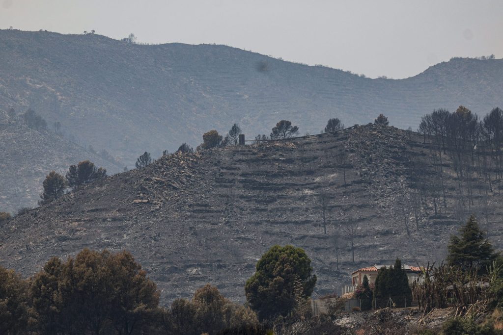 GRAFCVA5232. LA VILAVELLA (CASTELLÓN), 27/07/2026.- Vista general de los montes que rodean el pueblo de La Vilavella (Castellón), uno de los municipios desalojados por el incendio declarado el pasado sábado en la Vall d'Uixó (Castellón). EFE/Manuel Bruque