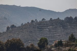 GRAFCVA5232. LA VILAVELLA (CASTELLÓN), 27/07/2026.- Vista general de los montes que rodean el pueblo de La Vilavella (Castellón), uno de los municipios desalojados por el incendio declarado el pasado sábado en la Vall d'Uixó (Castellón). EFE/Manuel Bruque