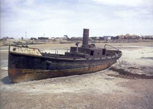 Restos de un barco varado sobre el lecho seco del mar de Aral tras la desecación de la antigua masa de agua.