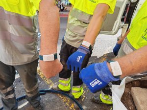 Con los termómetros disparados, trabajar a pleno sol puede convertirse en una actividad mortal. Para minimizar riesgos, ya hay empresas, como la Empresa Municipal Mixta de Aguas de Tarragona (Ematsa) y del Consorcio de Aguas de Tarragona (CAT), que reparten pulseras inteligentes al personal que opera al aire libre o en espacios interiores sin climatización para medir su temperatura corporal en tiempo real y evitar golpes de calor. EFE/Javier Díaz