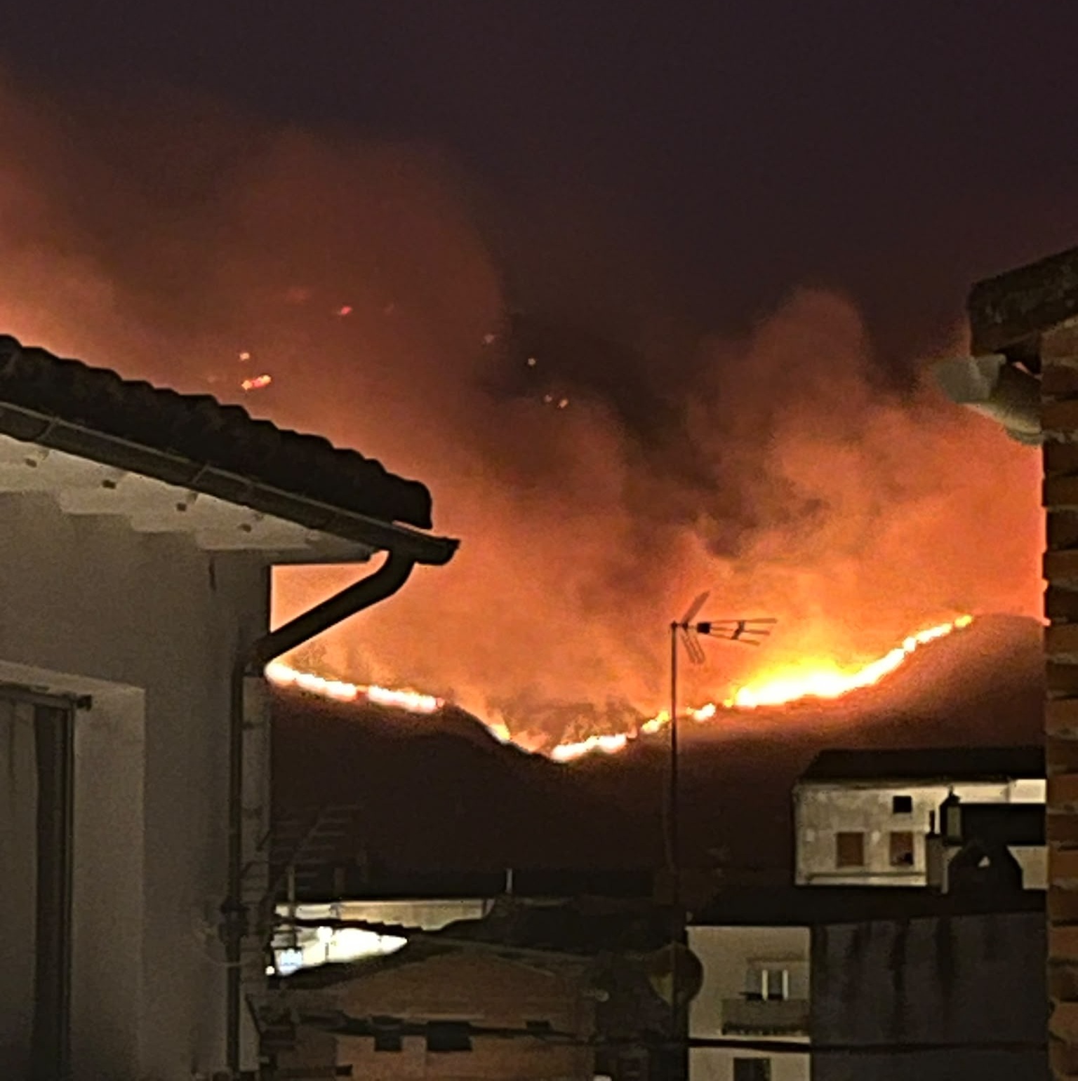 Vista del incendio de Burgohondo (Ávila) desde el casco urbano. EFE/Eva García