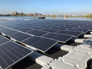 Imagen de archivo de paneles solares. EFE/ Ana Mengotti