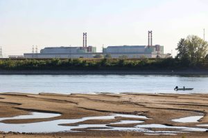 Central nuclear MVM Paks en Hungría durante un episodio de sequía y bajo caudal del río Danubio.