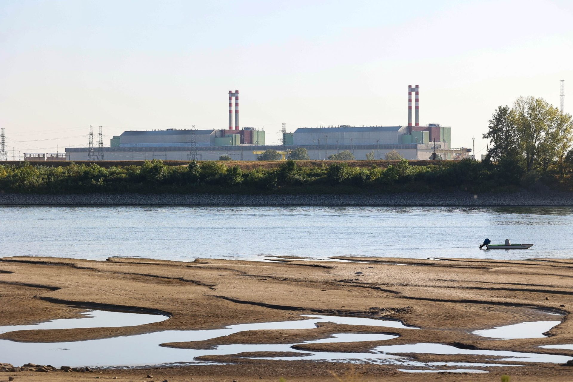Central nuclear MVM Paks en Hungría durante un episodio de sequía y bajo caudal del río Danubio.