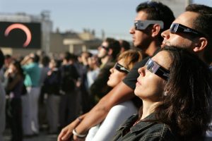 MD85. MADRID, 03-10-05.- Más de 16.000 personas asistieron hoy en el Planetario de Madrid a la observación del eclipse anular de Sol, para lo que se repartieron gafas y se instaló una pantalla gigante en la que podía verse la imagen captada por su telescopio. EFE/Fernando Alvarado