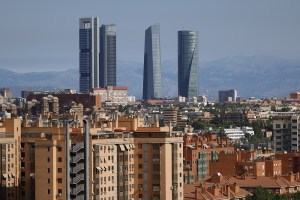 Vista panorámica de Madrid con las Cuatro Torres Business Area al fondo