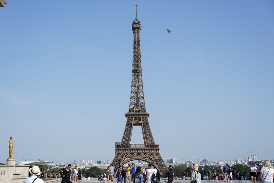 Torre Eiffel cerrada por la ola de calor en París