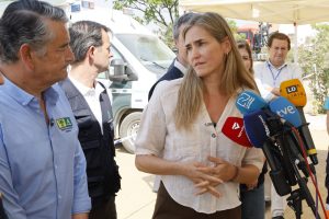 NIEBLA (HUELVA), 09/08/2026.-La vicepresidenta del Gobierno y ministra para la Transición Ecológica y el Reto Demográfico, Sara Aagesen, y el vicepresidente de la Junta de Andalucía Antonio Sanz, comparecen tras la reunión en el Puesto de Mando Avanzado del incendio forestal de Niebla (Huelva), que ha afectado a más de 4.000 hectáreas y continúa activo este domingo.-EFE/ José Manuel Vidal