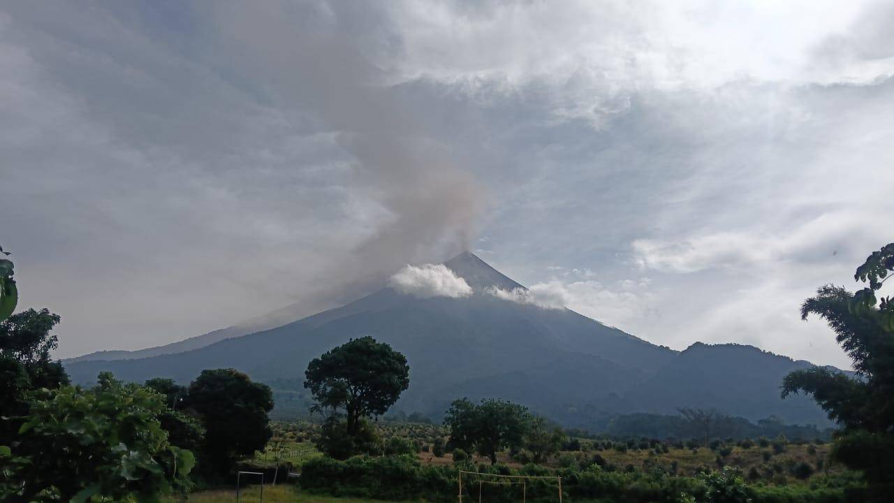 Volcán de Fuego expulsando una columna de ceniza durante una erupción en Guatemala.
