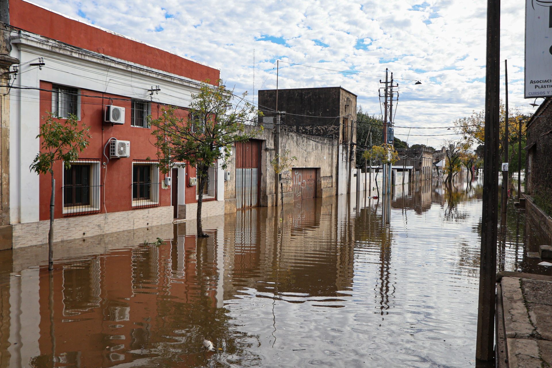 AME5176. SALTO (URUGUAY), 10/05/2024.- Fotografía de una calle inundada este viernes, en Salto (Uruguay). Varias zonas de Uruguay que se encuentran afectadas por las inundaciones afrontarán un fin de semana con probabilidad de lluvias y tormentas aisladas, según informó este viernes una fuente oficial. Según el Instituto Uruguayo de Meteorología, la zona más al norte del territorio nacional vivirá un sábado que estará nuboso y cubierto y en el que es probable la caída de precipitaciones, así como la formación de bancos de niebla. EFE/ Focouy