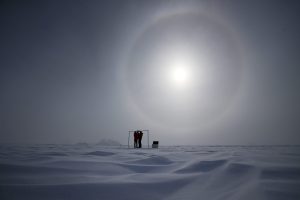 ANT01- GLACIAR UNION (ANTARTICA), 28/12/2015. Imagen tomada el 18 de noviembre de 2015 que muestra a dos científicos midiendo la radiación solar y su albedo en el campamento Glaciar Union, a 1000 km del Polo Sur. Investigadores de la Universidad de Santiago de Chile informaron hoy que en los primeros días de diciembre el agujero en la capa de ozono en la Antártida alcanzó valores récord en su extensión. EFE/Felipe Trueba