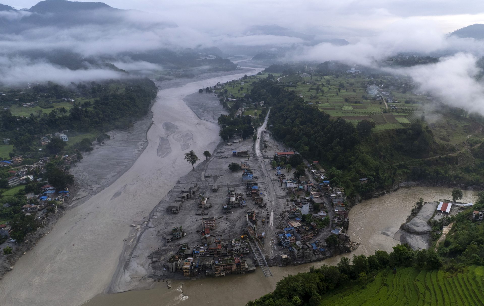 Devighat (Nepal), 07/09/2026.- An aerial view of Devighat, one of the flood affected villages in Nuwakot district, Nepal, 07 September 2026. Nepal is observing a national day of mourning on 07 September on the 13th day following devastating flash floods. More than 1,200 people have been killed, and over 4,000 remain missing across northern Nepal after a glacial collapse and avalanche-triggered flash floods and mudslides along the Bhotekoshi and Trishuli river valleys near the Nepal-Tibet border, causing widespread destruction to settlements and infrastructure, according to the National Disaster Risk Reduction and Management Authority (NDRRMA). (Inundaciones) EFE/EPA/NARENDRA SHRESTHA