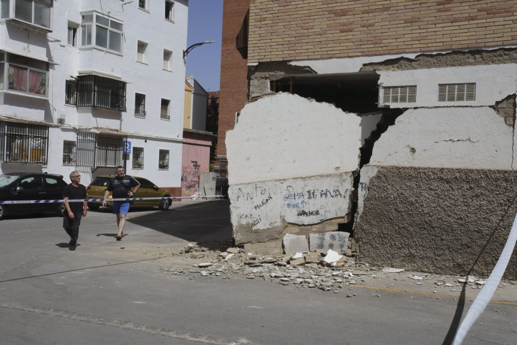 GRANADA, 18/08/2026.- Daños tras la serie de terremotos este martes en Granada que han dejado tres heridos leves, con una menor trasladada al hospital. El terremoto de magnitud 4,7 y con epicentro en la localidad granadina de Gójar, así como sus cuatro réplicas, que ha obligado a desalojar de manera preventiva los Palacios Nazaríes y la Alcazaba del monumento de la Alhambra de Granada. EFE/ Pepe Torres