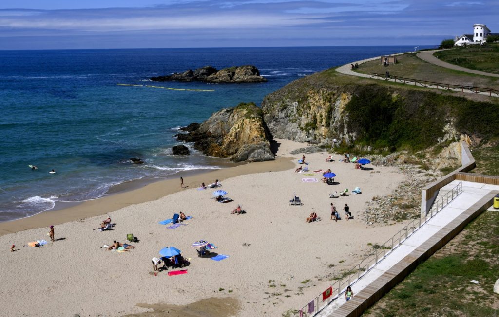 TAPIA (ASTURIAS), 07/09/2026.- Bañistas disfrutan del tiempo estival este lunes en una de las playas de Tapia (Asturias), ante la inminente llegada de un cambio brusco de tiempo. Después de días de calor extraordinario para esta época del año, tanto de día como de noche, un frente atravesará la península entre el martes y el miércoles dejando lluvias en amplias zonas de España y un descenso acusado de las temperaturas, que volverán a valores más propios de estas fechas. EFE/ Eloy Alonso