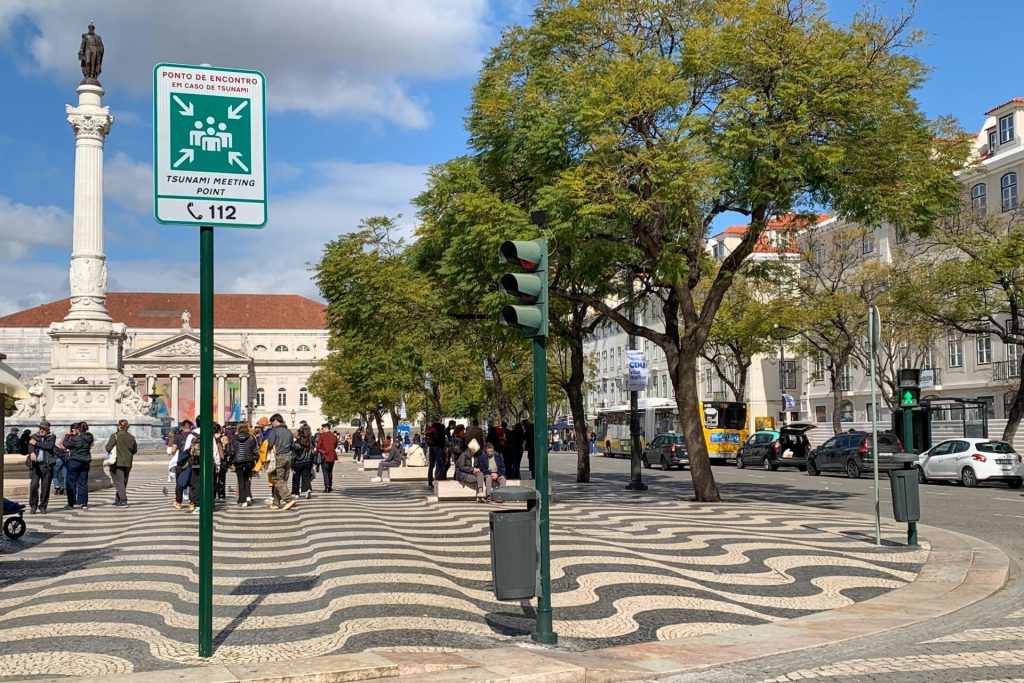 LISBOA, 01/03/2024.- Las alarmas del sistema de alerta ante tsunamis sonaron en la mañana de este viernes en el casco antiguo de Lisboa (en la imagen) durante un simulacro con el que las autoridades querían confirmar su buen funcionamiento y sensibilizar a la población sobre este potencial riesgo para la ciudad. En concreto, las sirenas -que alternaban pitidos con el mensaje "atención, ejercicio alerta tsunami" en portugués e inglés- se pudieron escuchar durante cerca de diez minutos en los barrios de Santa Maria Maior y Misericórdia, que engloban principalmente el casco antiguo de la capital.-EFE/ Carlota Ciudad