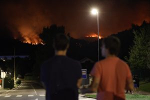 BILBAO, 14/09/2026.- Vecinos de Derio observan el incendio forestal que se ha declarado este lunes en la localidad, junto al aeropuerto de Bilbao. EFE/ Miguel Tona