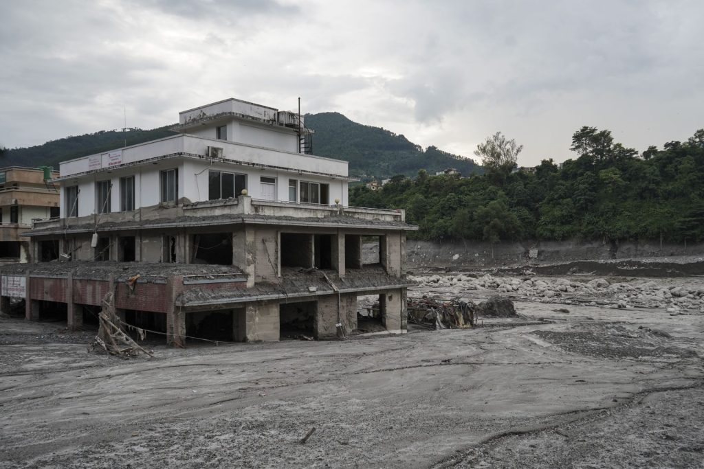 BIDUR (NEPAL), 30/08/2026.- Imagen del pueblo arrasado por la riada, en la zona baja de Nawakot, en el pueblo de Bidur, donde aún se ven las marcas de la avalancha de agua y rocas en decenas de edificios. Las labores de búsqueda tras la masiva riada del pasado miércoles del río Bhote Koshi siguen en curso, acompañadas de la identificación de los cadáveres, y las autoridades de ambos lados de la frontera contabilizan ya 804 muertos arrasados por la marea de lodo y más de 3.000 desaparecidos. En la frontera entre Nepal y la región autónoma china del Tíbet sigue la búsqueda para ubicar a los desaparecidos, sobre todo en los túneles de las hidroeléctricas donde se teme que haya más de 900 personas y donde hay ya equipos internacionales apoyando. EFE/Lucía Goñi