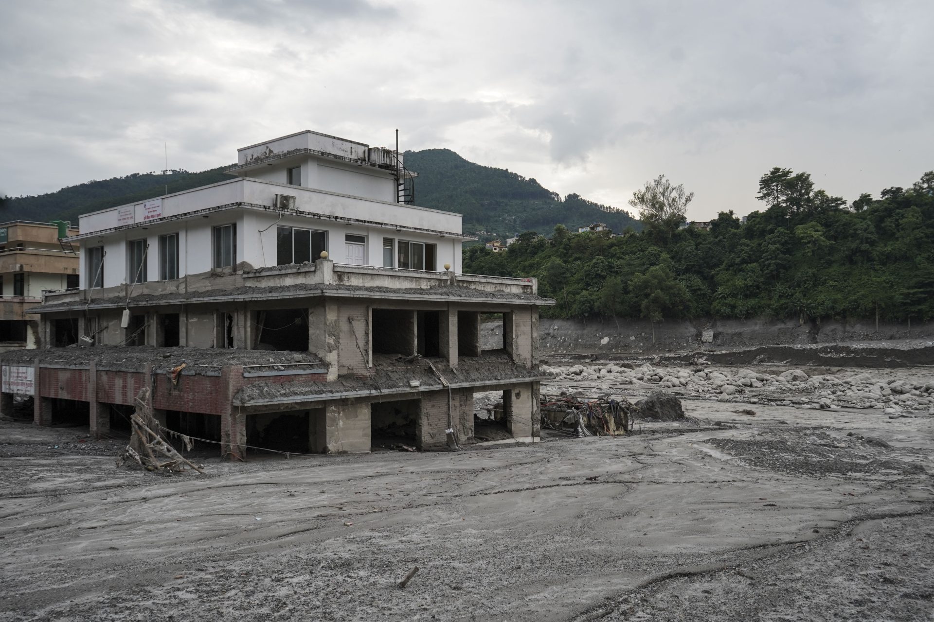 BIDUR (NEPAL), 30/08/2026.- Imagen del pueblo arrasado por la riada, en la zona baja de Nawakot, en el pueblo de Bidur, donde aún se ven las marcas de la avalancha de agua y rocas en decenas de edificios. Las labores de búsqueda tras la masiva riada del pasado miércoles del río Bhote Koshi siguen en curso, acompañadas de la identificación de los cadáveres, y las autoridades de ambos lados de la frontera contabilizan ya 804 muertos arrasados por la marea de lodo y más de 3.000 desaparecidos. En la frontera entre Nepal y la región autónoma china del Tíbet sigue la búsqueda para ubicar a los desaparecidos, sobre todo en los túneles de las hidroeléctricas donde se teme que haya más de 900 personas y donde hay ya equipos internacionales apoyando. EFE/Lucía Goñi