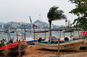 MEX3452. ACAPULCO (MÉXICO), 23/09/2026.- Fotografía que muestra embarcaciones afuera del agua este miércoles en el balneario de Acapulco, en Guerrero (México). El huracán Polo, que se ha debilitado a categoría 4 en la escala Saffir-Simpson, mantiene su desplazamiento lento frente a las costas del Pacífico mexicano, y seguirá provocando lluvias intensas en estados del occidente del país, informó el Servicio Meteorológico Nacional (SMN). EFE/David Guzmán