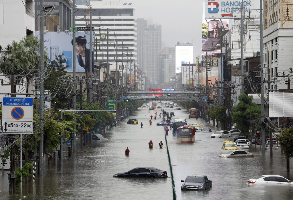 BANGKOK (Tailandia), 26/09/2026.- Residentes caminan entre el agua durante un aguacero en la calle Phetchaburi de Bangkok, cuyos 50 distritos han sido declarados zona de desastre por inundaciones tras las persistentes y fuertes lluvias provocadas por un intenso sistema de baja presión, sumado a los patrones estacionales del monzón. EFE/EPA/RUNGROJ YONGRIT