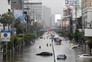 BANGKOK (Tailandia), 26/09/2026.- Residentes caminan entre el agua durante un aguacero en la calle Phetchaburi de Bangkok, cuyos 50 distritos han sido declarados zona de desastre por inundaciones tras las persistentes y fuertes lluvias provocadas por un intenso sistema de baja presión, sumado a los patrones estacionales del monzón. EFE/EPA/RUNGROJ YONGRIT