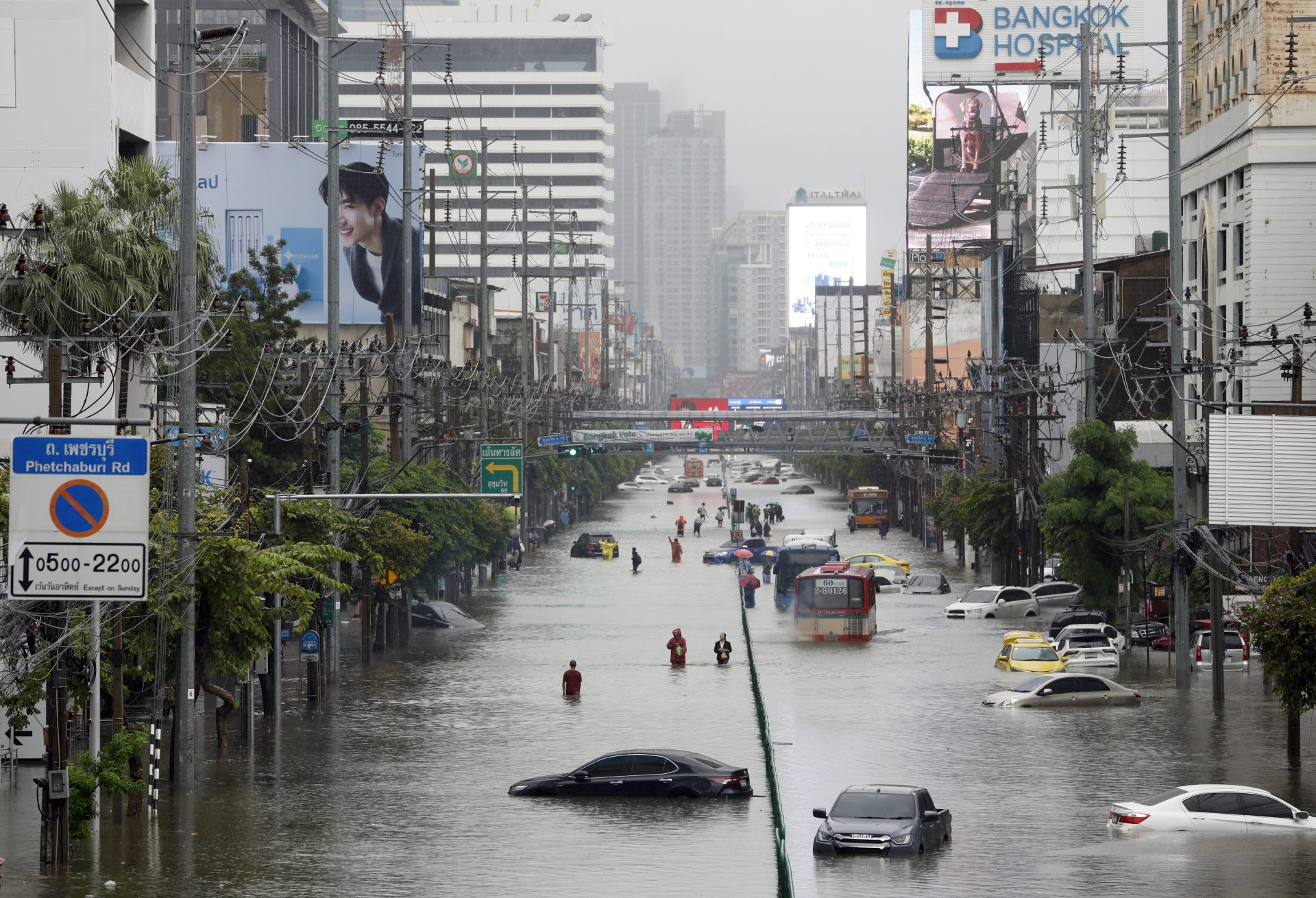 BANGKOK (Tailandia), 26/09/2026.- Residentes caminan entre el agua durante un aguacero en la calle Phetchaburi de Bangkok, cuyos 50 distritos han sido declarados zona de desastre por inundaciones tras las persistentes y fuertes lluvias provocadas por un intenso sistema de baja presión, sumado a los patrones estacionales del monzón. EFE/EPA/RUNGROJ YONGRIT