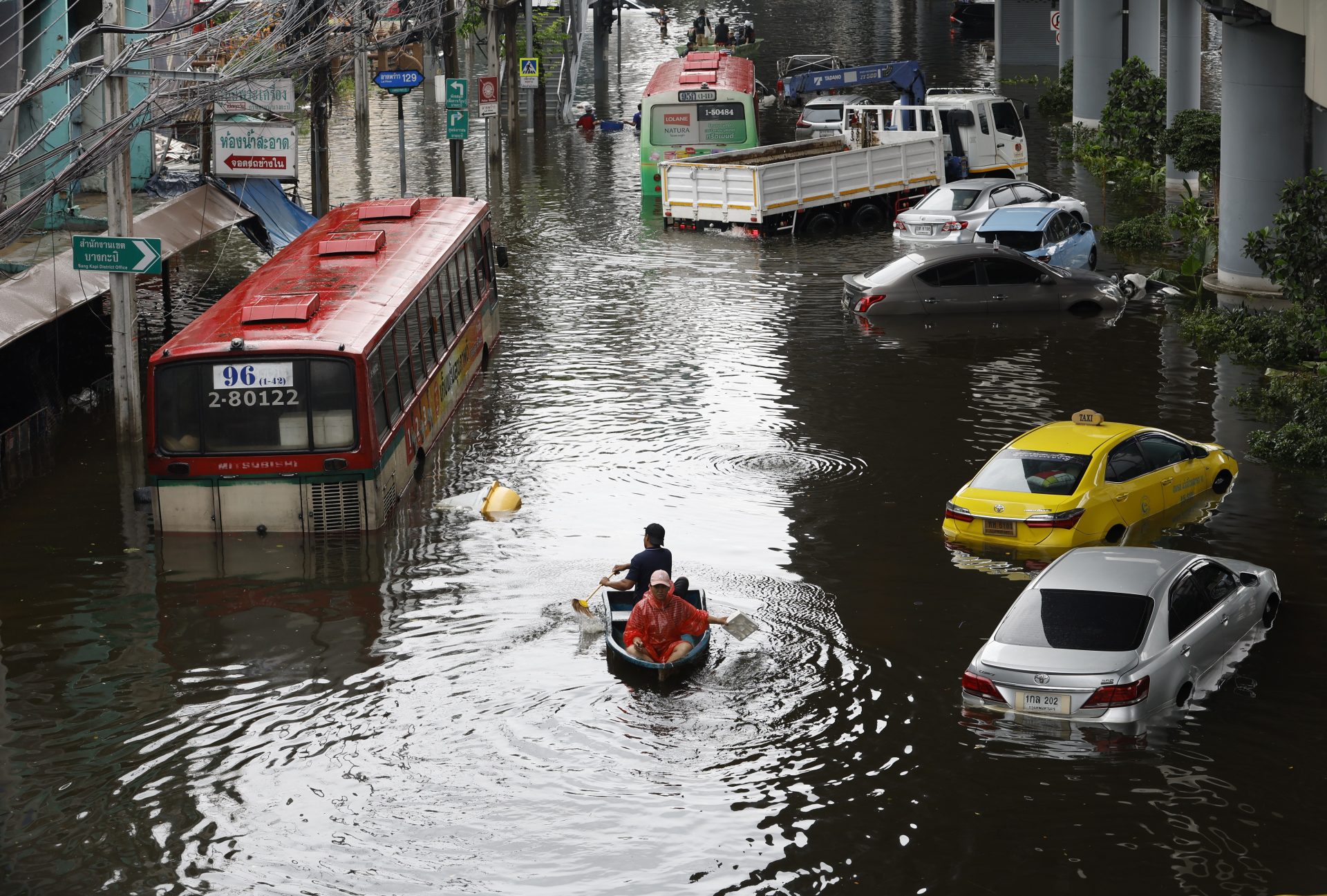 Bangkok (Thailand), 28/09/2026.- Residents travel by boat past abandoned cars submerged in floodwater on a street in Bangkapi district, Bangkok, Thailand, 28 September 2026. Bangkok has been declared a flood disaster zone following persistent heavy rain that caused flooding across the capital. (Inundaciones, Tailandia) EFE/EPA/RUNGROJ YONGRIT
