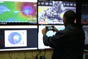 DOMINICANA HURACANES ATLÁNTICO:ACOMPAÑA CRÓNICA: HURACANES ATLÁNTICO - STO26. SANTO DOMINGO (REPÚBLICA DOMINICANA), 06/09/2017.- Un miembro del Centro de Operaciones de Emergencias (COE), monitorea el paso el desplazamiento del huracán Irma hoy, miércoles 06 de septiembre de 2017, en Santo Domingo (República Dominicana). A pocas horas de la llegada del huracán Irma a la República Dominicana, los habitantes de la capital del país ultiman los preparativos para hacer frente al fenómeno, pertrechándose de todo lo necesario en caso de registrarse daños, o haya cortes de electricidad y agua. Irma avanza con vientos máximos sostenidos de 185 millas por hora (295 km/h), con rachas superiores, se desplaza hacia el oeste-noroeste con una velocidad de traslación de 16 millas por hora (26 km/h) y a su paso por las Islas Vírgenes Británicas se han registrado rachas de viento de 110 millas por hora (177 km/h). EFE/Roberto Guzmán[ACOMPAÑA CRÓNICA: HURACANES ATLÁNTICO]