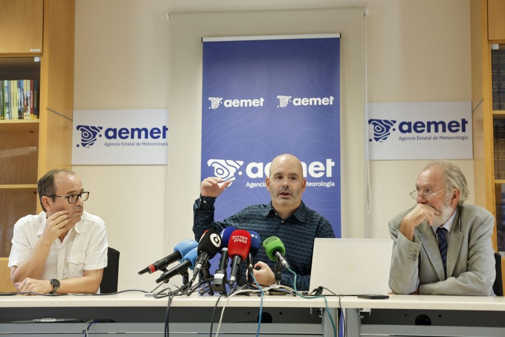 El portavoz de la Agencia Estatal de Meteorología (Aemet), Rubén del Campo (c), junto al jefe de Climatología de Aemet de la Comunitat Valenciana, Jose Angel Núñez (i), y al delegado de Aemet en la Comunitat Valenciana, Jorge Tamayo, durante la presentación del balance climático del verano, el más caluroso de la serie histórica en España desde que hay registros (1961), con una temperatura media de 24,5 grados y 61 días bajo ola de calor, así como la predicción estacional para el otoño, que entra en la madrugada del miércoles 23. EFE/Manuel Bruque