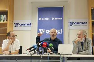 El portavoz de la Agencia Estatal de Meteorología (Aemet), Rubén del Campo (c), junto al jefe de Climatología de Aemet de la Comunitat Valenciana, Jose Angel Núñez (i), y al delegado de Aemet en la Comunitat Valenciana, Jorge Tamayo, durante la presentación del balance climático del verano, el más caluroso de la serie histórica en España desde que hay registros (1961), con una temperatura media de 24,5 grados y 61 días bajo ola de calor, así como la predicción estacional para el otoño, que entra en la madrugada del miércoles 23. EFE/Manuel Bruque