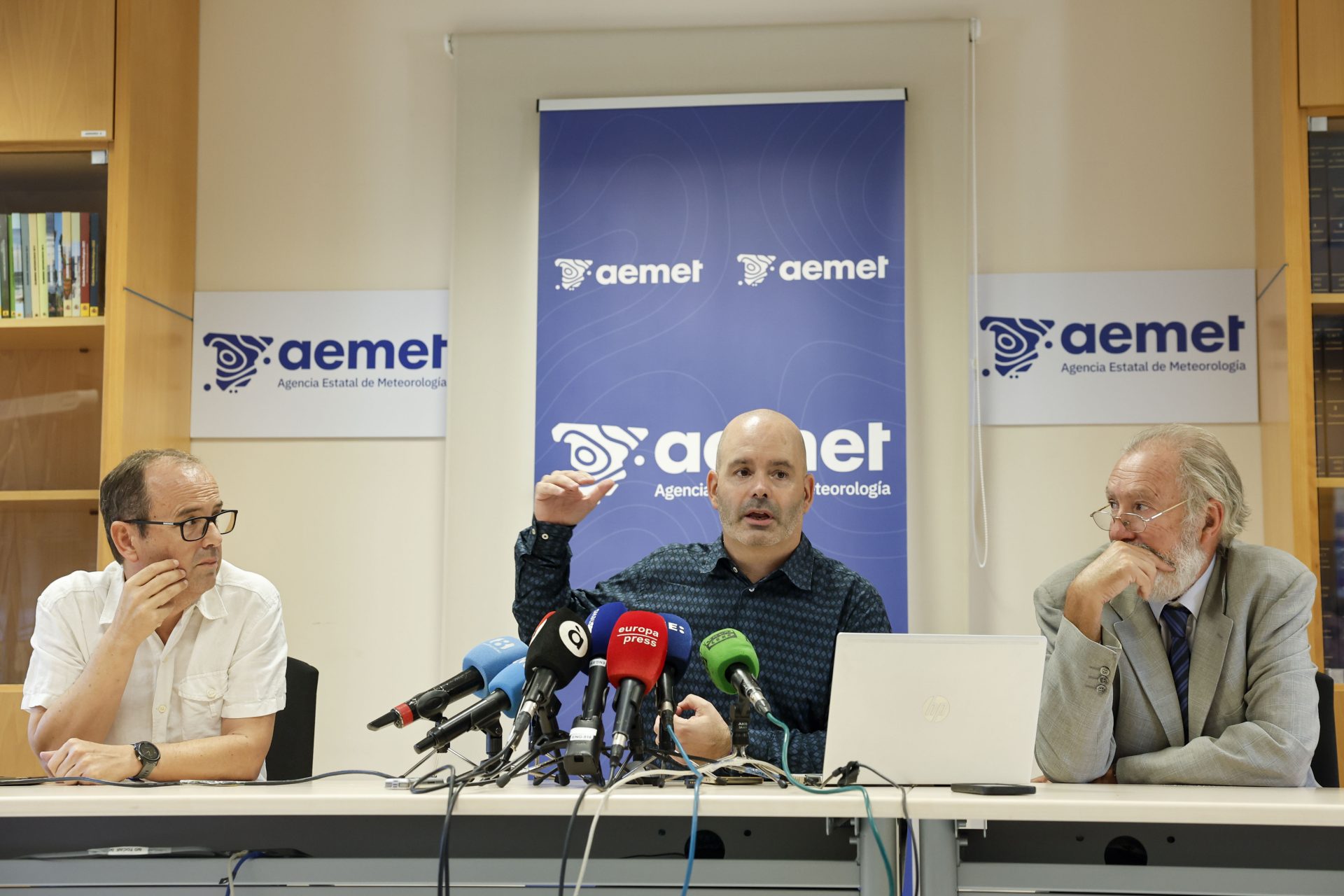 El portavoz de la Agencia Estatal de Meteorología (Aemet), Rubén del Campo (c), junto al jefe de Climatología de Aemet de la Comunitat Valenciana, Jose Angel Núñez (i), y al delegado de Aemet en la Comunitat Valenciana, Jorge Tamayo, durante la presentación del balance climático del verano, el más caluroso de la serie histórica en España desde que hay registros (1961), con una temperatura media de 24,5 grados y 61 días bajo ola de calor, así como la predicción estacional para el otoño, que entra en la madrugada del miércoles 23. EFE/Manuel Bruque