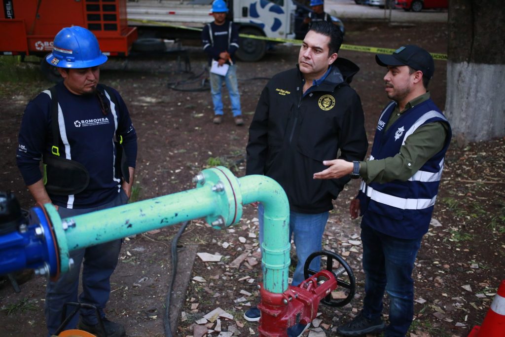 AME655. TEGUCIGALPA (HONDURAS), 25/09/2026.- El alcalde de Tegucigalpa, Juan Diego Zelaya (c) supervisa un pozo de agua este martes, en Tegucigalpa (Honduras). Zelaya, alertó a la población sobre la necesidad del ahorro de agua ante la caída crítica de las represas por El Niño y el año más seco registrado en el país, mientras que su gobierno reactiva 41 pozos para abastecer barrios, hospitales y escuelas, mantiene racionamientos cada doce días y prepara obras para reducir fugas y ampliar el suministro. EFE/ Gustavo Amador