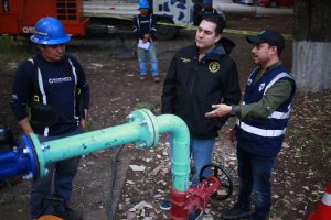 AME655. TEGUCIGALPA (HONDURAS), 25/09/2026.- El alcalde de Tegucigalpa, Juan Diego Zelaya (c) supervisa un pozo de agua este martes, en Tegucigalpa (Honduras). Zelaya, alertó a la población sobre la necesidad del ahorro de agua ante la caída crítica de las represas por El Niño y el año más seco registrado en el país, mientras que su gobierno reactiva 41 pozos para abastecer barrios, hospitales y escuelas, mantiene racionamientos cada doce días y prepara obras para reducir fugas y ampliar el suministro. EFE/ Gustavo Amador