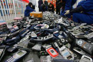 Imagen de archivo de teléfonos móviles, reproductores de música y relojes para reciclar. EFE/LAO CAI