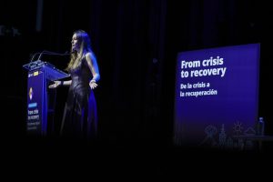 La comisionada especial para la Reconstrucción y Reparación de los Daños Provocados por la DANA, Zulima Pérez, durante la primera jornada de la conferencia internacional 'De la crisis a la recuperación: fortaleciendo la resiliencia regional', que busca redefinir la gestión y recuperación ante desastre climáticos y en la que participan ministros del Gobierno de España, representantes autonómicos y locales, del sector privado, de la sociedad civil -incluidas asociaciones que representan a afectados por las inundaciones de la dana de 2024- y expertos y gobiernos de varios países. EFE/Manuel Bruque