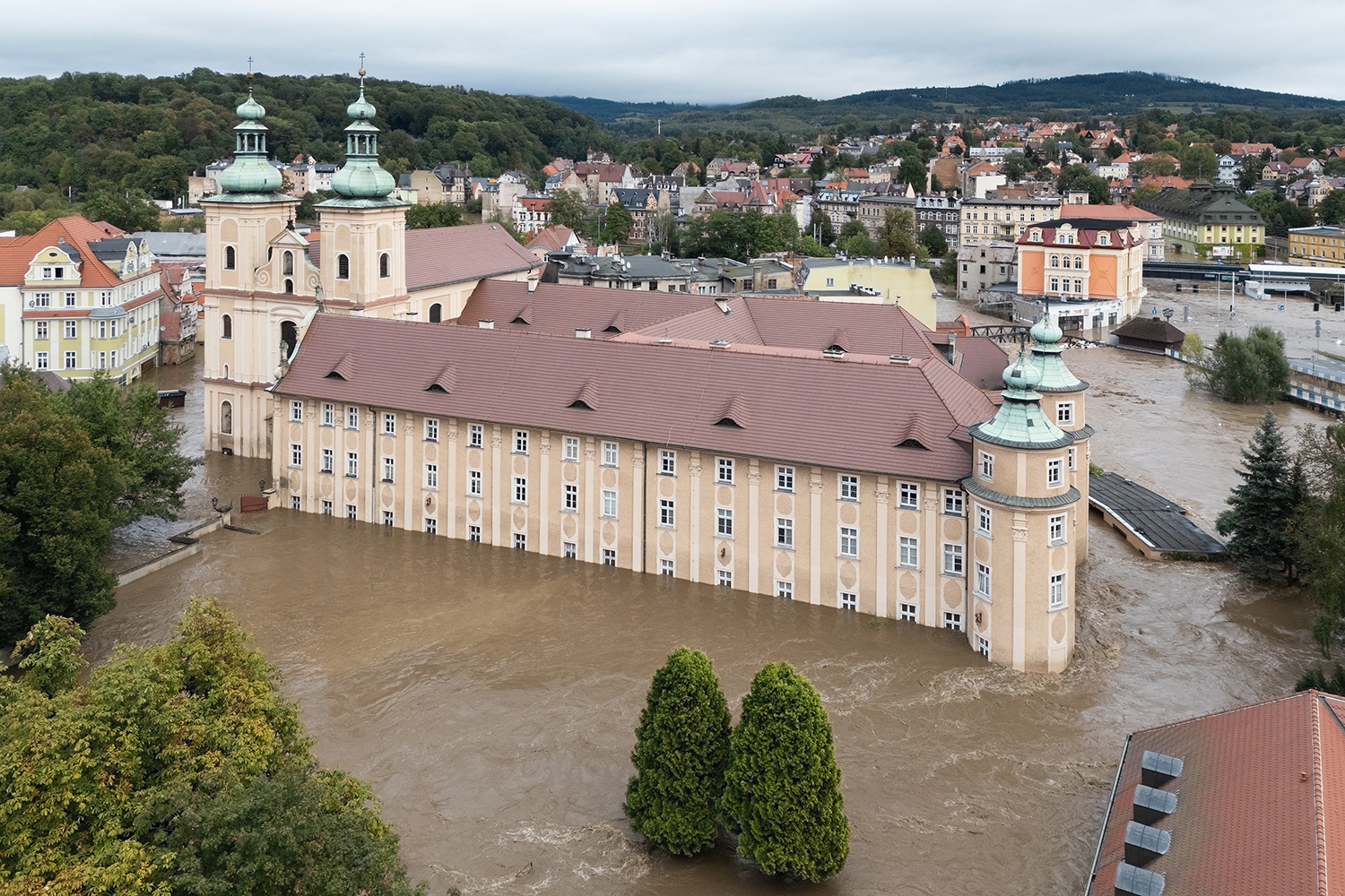 Inundaciones en Kłodzko, Polonia, en septiembre de 2024. El río Nysa Kłodzka inunda los terrenos del monasterio franciscano. La región se vio especialmente afectada por las inundaciones tras la tormenta Boris. Crédito: Jacek Halicki
