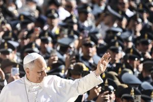 FOTODELDÍA Ciudad del Vaticano (Santa Sede), 23/09/2026.- El papa León XIV saluda a los fieles durante la audiencia general semanal en la Plaza de San Pedro, Ciudad del Vaticano, este miércoles.-EFE/ Riccardo Antimiani