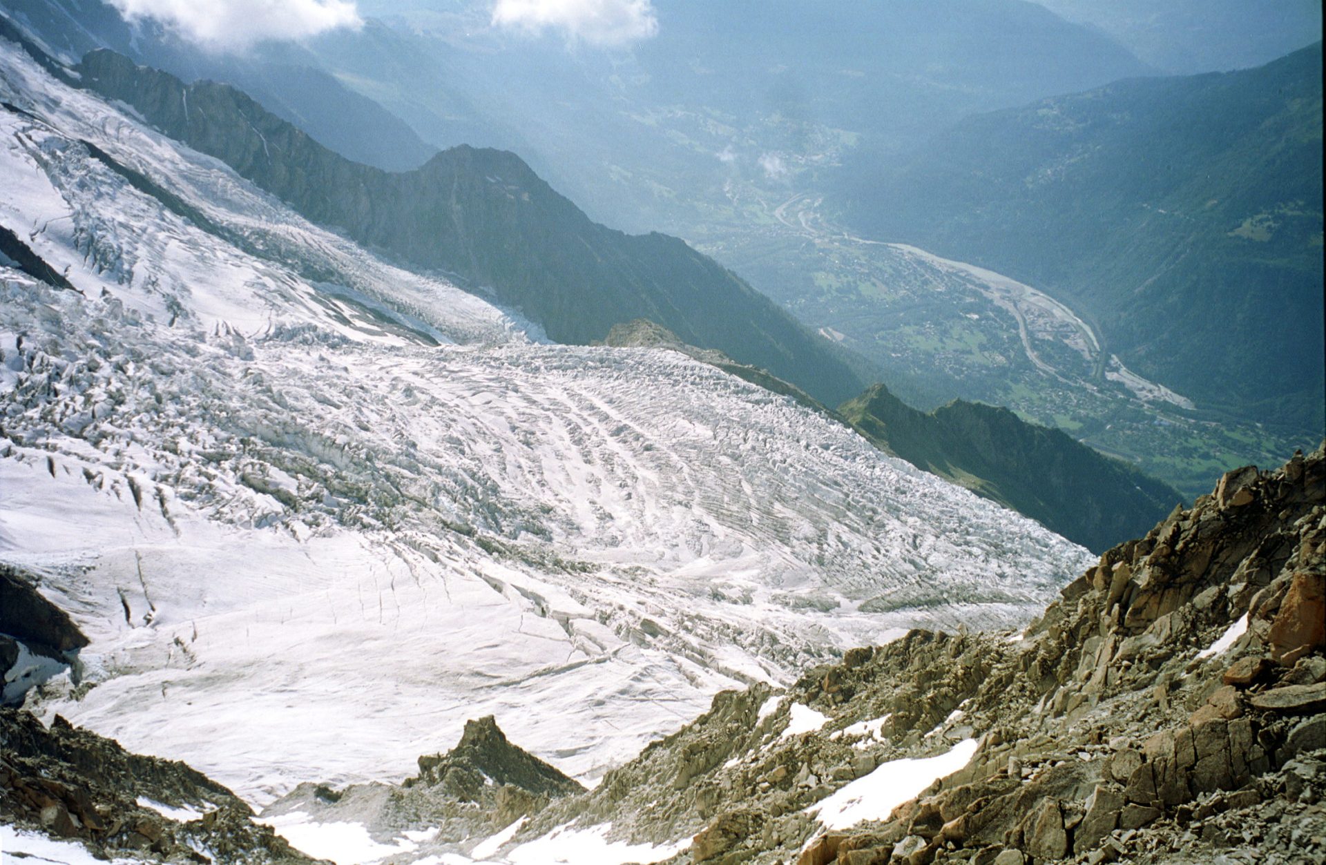Fotografía de archivo de un glaciar en el macizo del Mont Blanc, en los Alpes septentrionales de Francia. EFE/David Aguilar