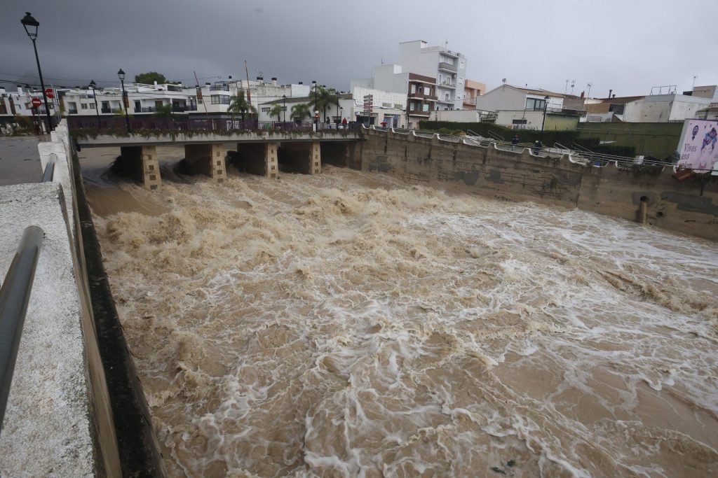 FOTODELDÍA DENIA (ALICANTE), 19/10/2026.- Vista de las inundaciones a consecuencia del paso de la dana Adam en la localidad alicantina de Els Poblets, este lunes. La Generalitat está elaborando una orden de confinamiento en los municipios del litoral sur de Valencia y norte de Alicante afectados por las fuertes lluvias que ya dejan acumulados de más de 650 l/m2 y ha llevado a Emergencias a activar helicópteros para poder rescatar a personas afectadas por las inundaciones. EFE/ Morell