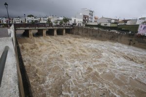 FOTODELDÍA DENIA (ALICANTE), 19/10/2026.- Vista de las inundaciones a consecuencia del paso de la dana Adam en la localidad alicantina de Els Poblets, este lunes. La Generalitat está elaborando una orden de confinamiento en los municipios del litoral sur de Valencia y norte de Alicante afectados por las fuertes lluvias que ya dejan acumulados de más de 650 l/m2 y ha llevado a Emergencias a activar helicópteros para poder rescatar a personas afectadas por las inundaciones. EFE/ Morell