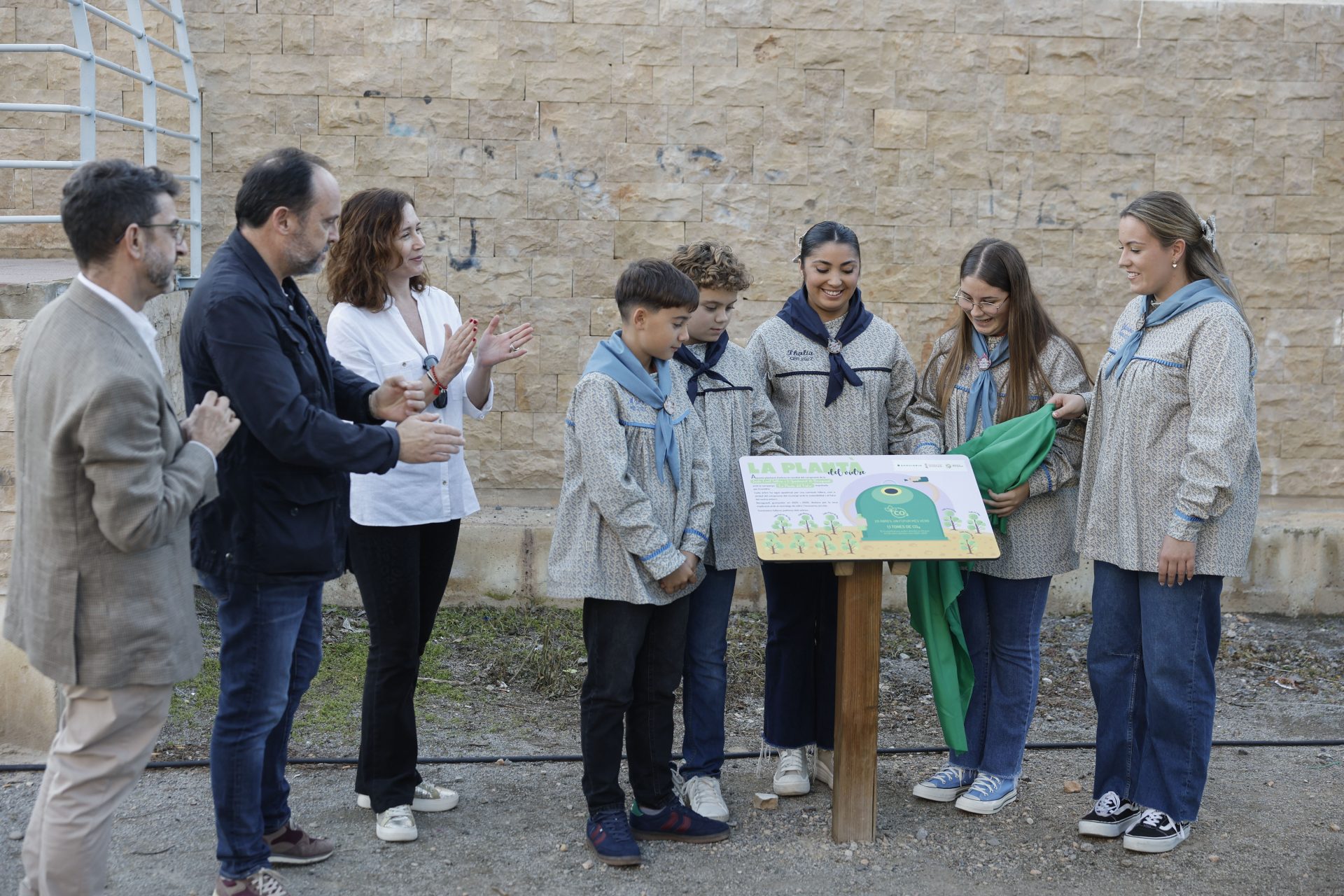 2. GRAF3232 - Manuel Sala, gerente de la Zona Este de Ecovidrio (i), Jorge Blanco, director general de Calidad y Educación Ambiental de la Generalitat Valenciana (2i), y la concejala de Fallas de Benaguasi Ana María Aleixandre (3i), durante el cierre de la campaña La Plantà del Vidre este viernes, con participación del Ayuntamiento de Benaguasil (Valencia), la Generalitat y Ecovidrio-EFE/ Kai Forsterling 