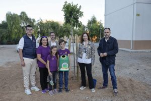 1. GRAF3241 - Manuel Sala, gerente de la Zona Este de Ecovidrio (3i), Jorge Blanco, director general de Calidad y Educación Ambiental de la Generalitat Valenciana (d), y la concejala de Fallas de Benaguasi Ana María Aleixandre (2d), durante el cierre de la campaña La Plantà del Vidre este viernes, con participación del Ayuntamiento de Benaguasil (Valencia), la Generalitat y Ecovidrio-EFE/ Kai Forsterling
