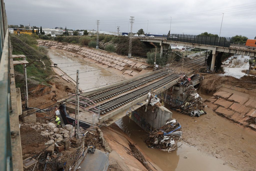 PAIPORTA (VALENCIA), 13/11/2024.- Estado de la vía de Ferrocarril entre Masanasa y Catarroja sobre el barranco del poyo, este miércoles. Docenas de municipios de Valencia asolados por la dana afrontan, en medio del inédito despliegue de emergencia y ayuda solidaria, la amenaza de una nueva dana que ha obligado a suspender las clases y condiciona aún más el ingente trabajo para atender las innumerables llamadas de ayuda que emergen desde cada barrio, polígono o escuela, en muchos casos todavía cubiertos de lodo. EFE/Manuel Bruque